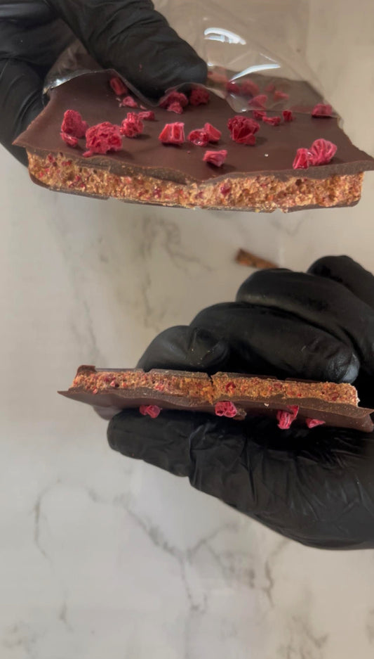 Sweet Raspberry Cream Bar (Handgemachte Dattel-Schokolade gefüllt mit Himbeercreme)