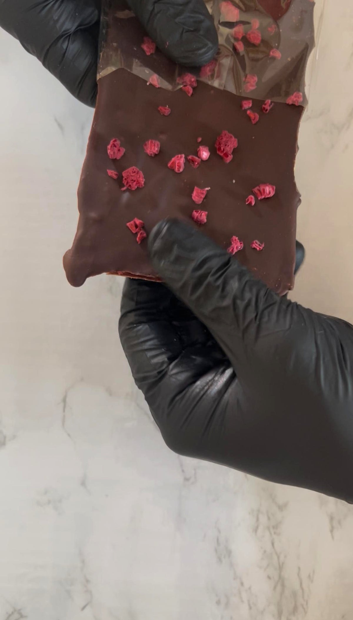 Sweet Raspberry Cream Bar (Handgemachte Dattel-Schokolade gefüllt mit Himbeercreme)