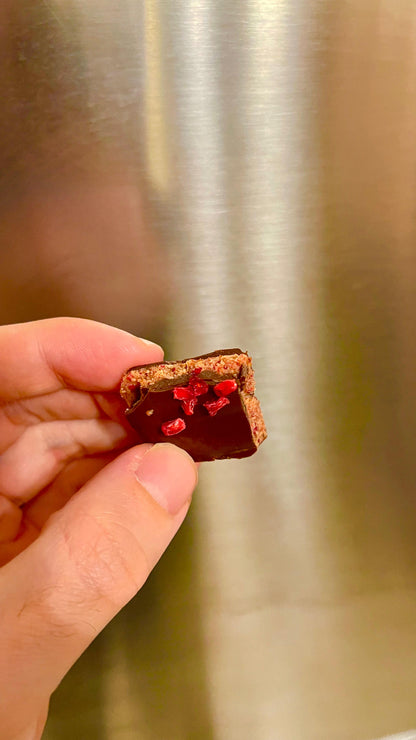 Sweet Raspberry Cream Bar (Handgemachte Dattel-Schokolade gefüllt mit Himbeercreme)